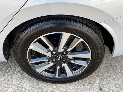 Used 2025 Nissan Versa SV FWD image 30