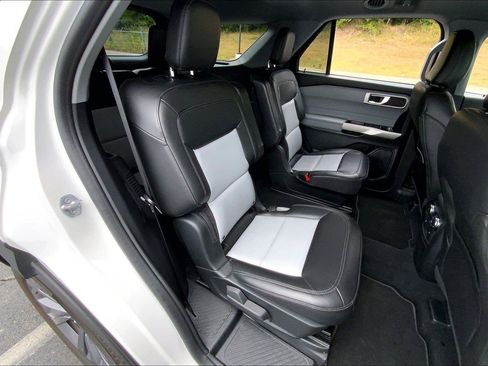 Used 2022 Ford Explorer XLT w/ Equipment Group 202A AWD/4WD image 26