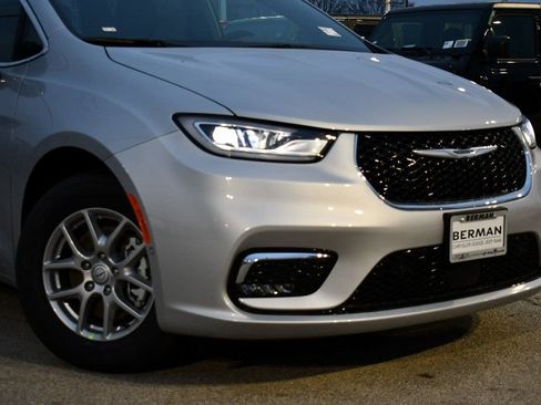 New 2026 Chrysler Pacifica Select image 2