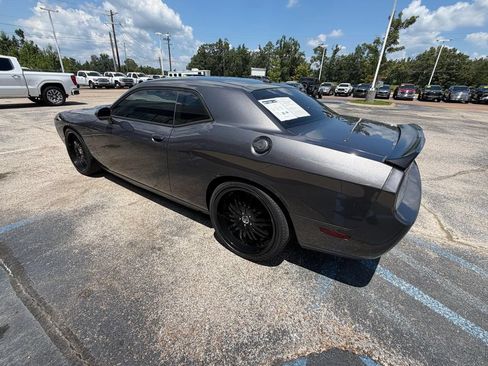 Used 2014 Dodge Challenger SXT RWD image 4
