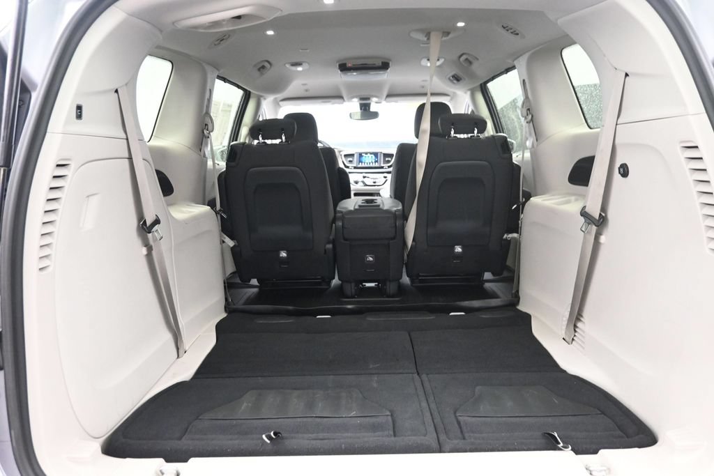 Used 2019 Chrysler Pacifica Touring Plus w/ Tire & Wheel Group FWD image 11