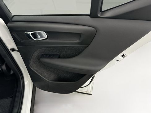 Used 2025 Volvo XC40 B5 Plus image 31