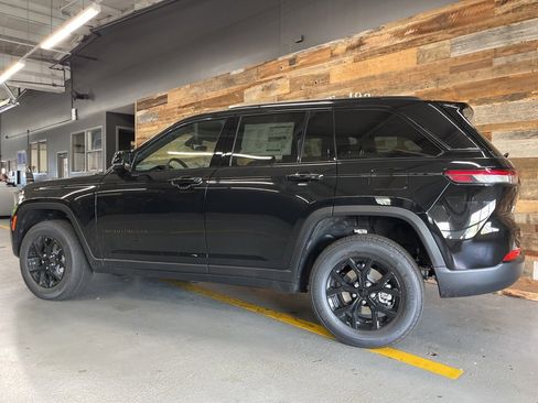 New 2025 Jeep Grand Cherokee Altitude image 13