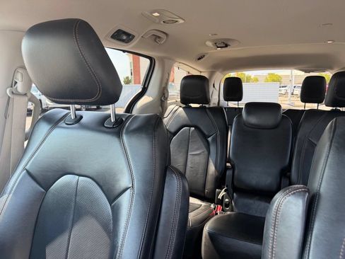 Used 2018 Chrysler Pacifica Touring-L w/ Tire & Wheel Group FWD image 31