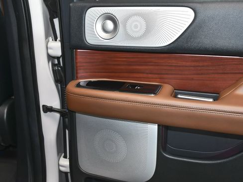 Used 2023 Lincoln Navigator Reserve image 14