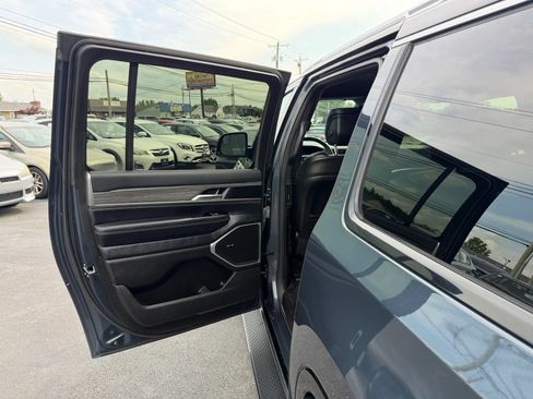 Used 2024 Jeep Wagoneer L Series II w/ Flexible Seating Group RWD image 40