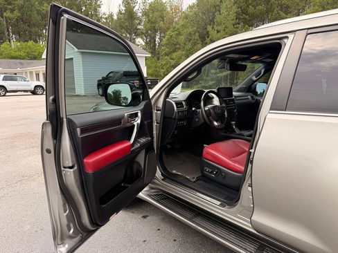 Used 2023 Lexus GX 460 Luxury w/ Accessory Package AWD/4WD image 11