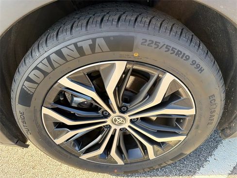 Used 2023 Toyota Crown Limited image 11