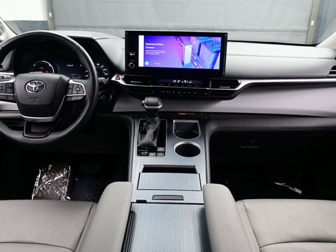 Used 2025 Toyota Sienna XLE w/ XLE Plus Package AWD/4WD image 18