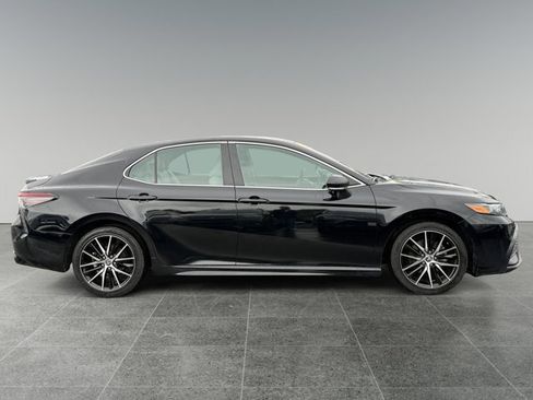 Used 2022 Toyota Camry SE image 6