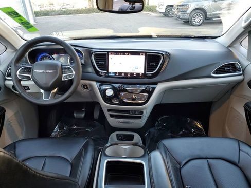 Used 2024 Chrysler Pacifica Touring-L image 11