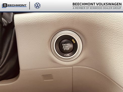 Used 2017 Chrysler Pacifica Touring-L image 18