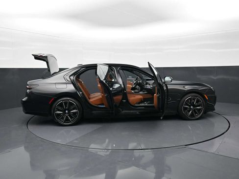 Used 2025 BMW 750e xDrive image 33