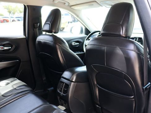 Used 2020 Jeep Cherokee Limited FWD image 29