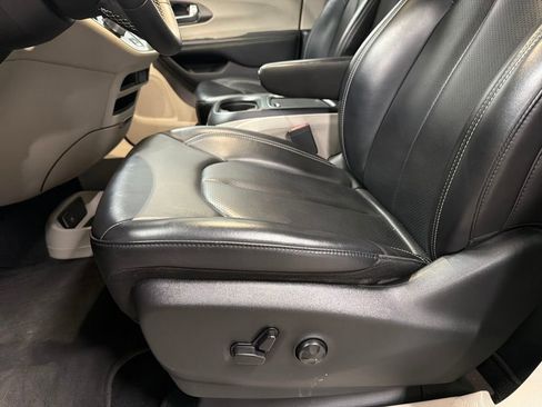 Used 2023 Chrysler Pacifica Touring-L image 13