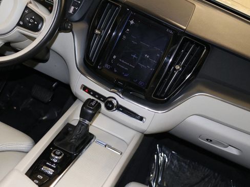 Used 2019 Volvo XC60 T5 Momentum w/ Premium Package image 21