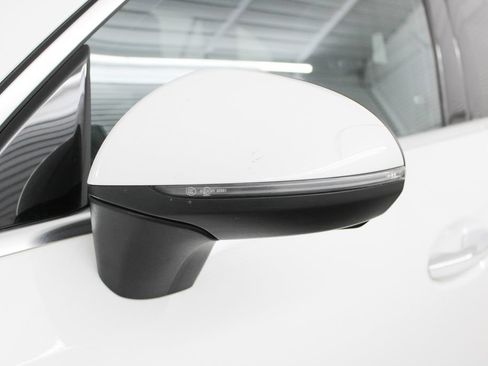 Used 2025 Mercedes-Benz GLC 300 image 7