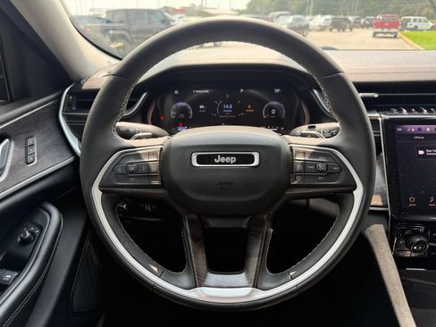 Used 2023 Jeep Grand Cherokee Limited AWD/4WD image 9