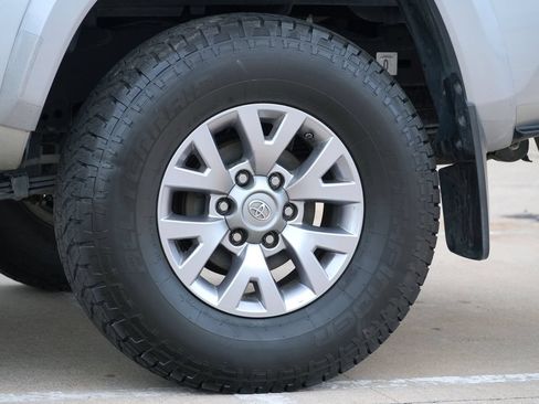 Used 2018 Toyota Tacoma SR5 RWD image 29
