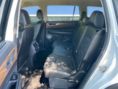 Used 2025 Volkswagen Atlas SE AWD/4WD image 25
