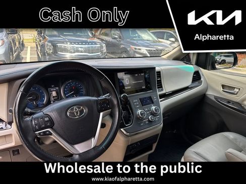 Used 2017 Toyota Sienna XLE w/ XLE Navigation Package FWD image 20