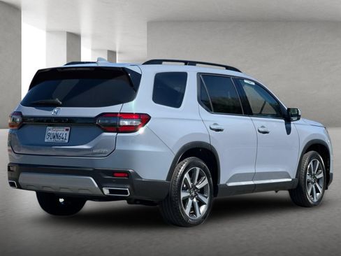 Used 2025 Honda Pilot Touring image 4