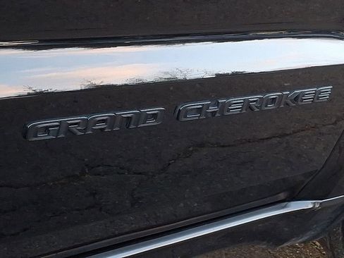 Used 2018 Jeep Grand Cherokee Altitude image 29