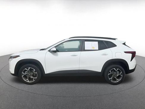 Used 2025 Chevrolet Trax LT FWD image 9