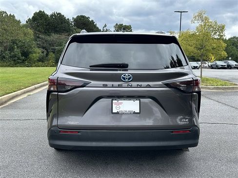 Used 2024 Toyota Sienna XLE image 7