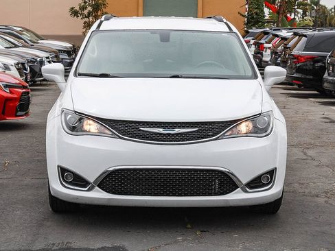 Used 2018 Chrysler Pacifica Touring-L w/ Tire & Wheel Group FWD image 2