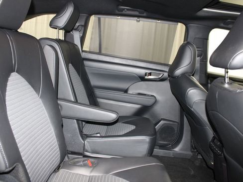 Used 2025 Toyota Highlander XSE AWD/4WD image 32