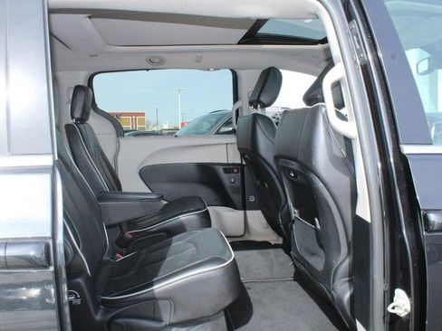 Used 2023 Chrysler Pacifica Limited FWD image 12