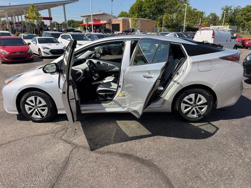 Used 2016 Toyota Prius Three w/ Advanced Technology Package FWD image 10