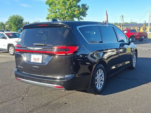 Used 2025 Chrysler Pacifica Select FWD image 6