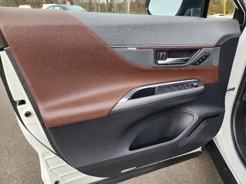 Used 2024 Toyota Venza XLE image 19