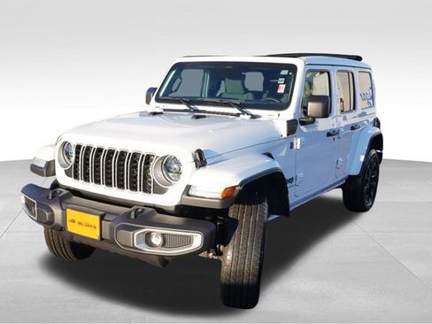 Certified 2025 Jeep Wrangler Unlimited Sahara w/ Safety Group image 11