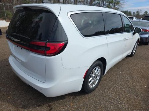 Used 2023 Chrysler Pacifica Touring-L image 4