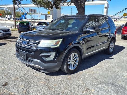 Used 2016 Ford Explorer XLT w/ Equipment Group 202A FWD image 2