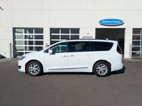 Used 2017 Chrysler Pacifica Touring-L w/ Tire & Wheel Group image 9