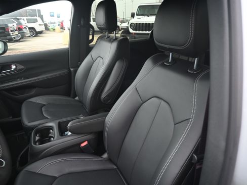 New 2026 Chrysler Pacifica Select image 5