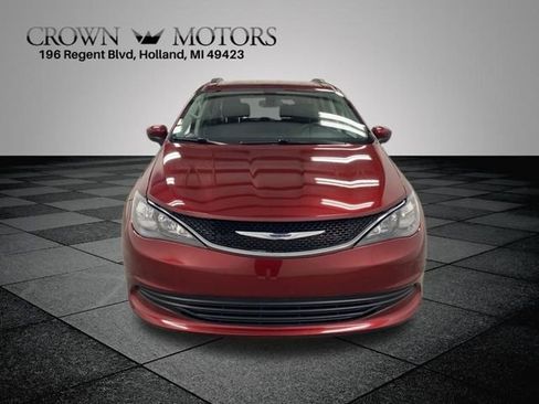 Used 2020 Chrysler Voyager Lxi image 2