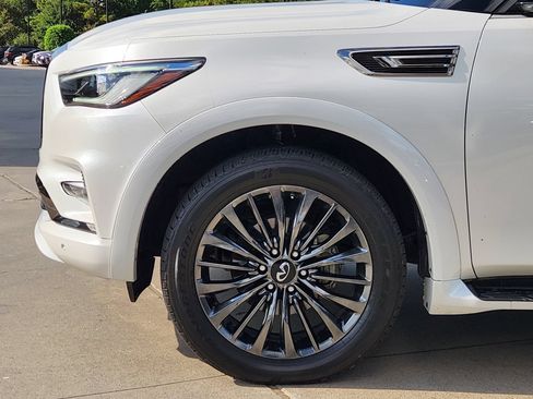 Used 2024 INFINITI QX80 Sensory AWD/4WD image 10