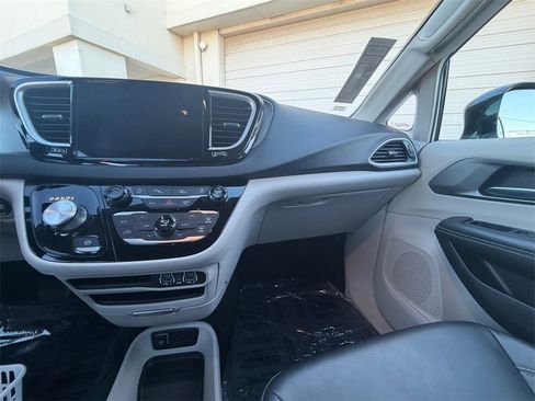 Used 2024 Chrysler Pacifica Touring-L image 15