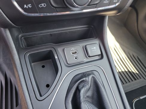Used 2021 Jeep Cherokee Latitude Plus w/ Mopar Interior Package FWD image 24