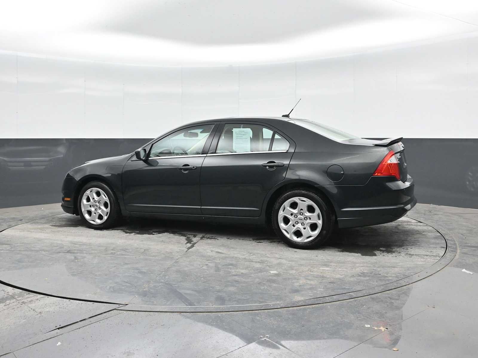 Used 2010 Ford Fusion SE FWD image 3