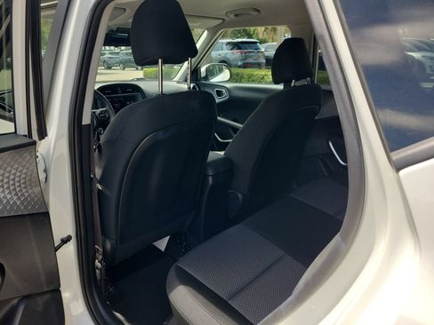 Used 2025 Kia Soul LX w/ LX Technology Package FWD image 8