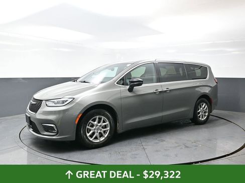 Used 2025 Chrysler Pacifica Select image 10