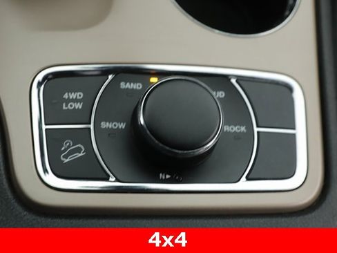 Used 2014 Jeep Grand Cherokee Limited w/ Luxury Group II image 28