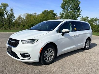 Used 2023 Chrysler Pacifica Touring-L