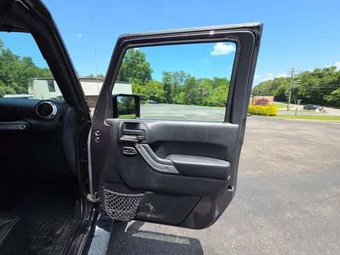 Used 2017 Jeep Wrangler Unlimited Sahara w/ Dual Top Group AWD/4WD image 22